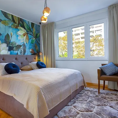 Deluxe Center Blue Apartment