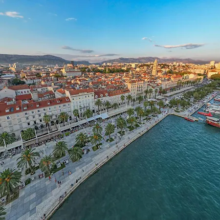 Apartment Deluxe Center Blue Split